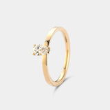 Ring VEGA in Gelbgold, Schrägansicht – tropfenförmiger Diamant auf schmaler, flacher Ringschiene