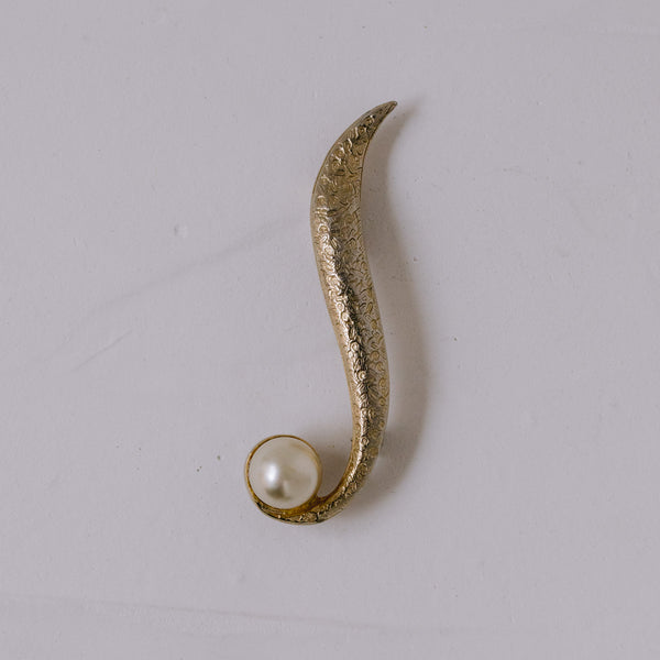 Vintage LEDO Brosche 68 mm | Ralph Polcini Design mit Kunstperle – Gravur-Details