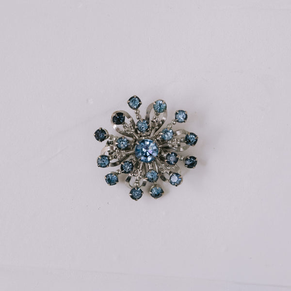 Vintage Schneeflocken-Brosche 35 mm | Rhodiniert mit hellblauen Strass-Steinen