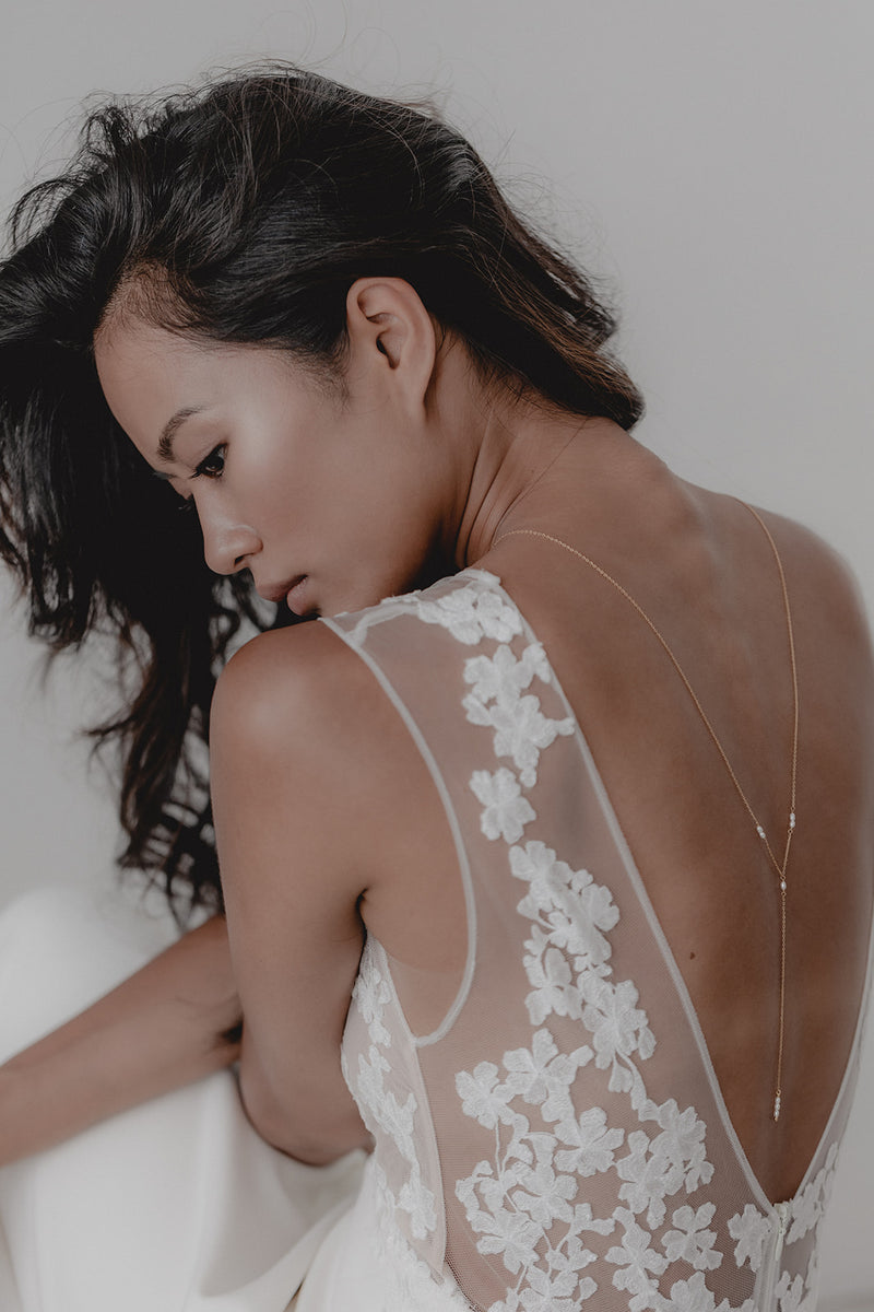 Lorelei | Elegante Rückenkette mit Perlen