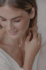Hazel | Halskette mit ovalem Kristall-Anhänger