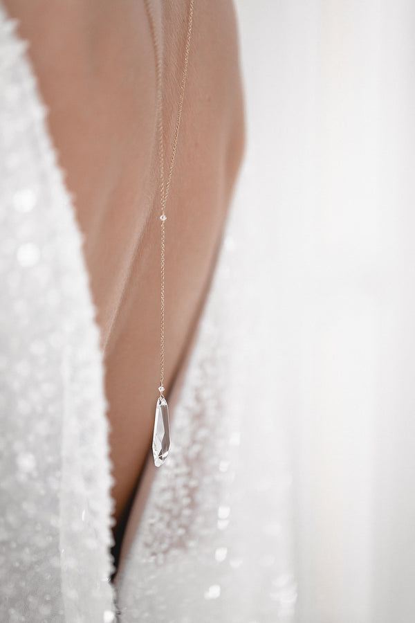 APHRODITE | Moderne Braut-Rückenkette mit Kristallanhänger