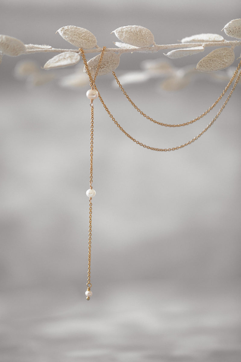 LAID-BACK | Elegante Braut-Rückenkette mit kaskadierenden Perlen