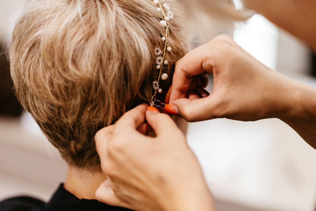 Kurzen haaren für bräute mit haarschmuck Brautfrisuren für