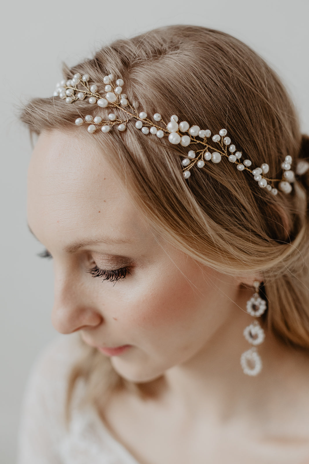 Statement Headpiece und opulenten Braut Ohrringen mit Kristallen und Perlenfür das Hochzeitsstyling 