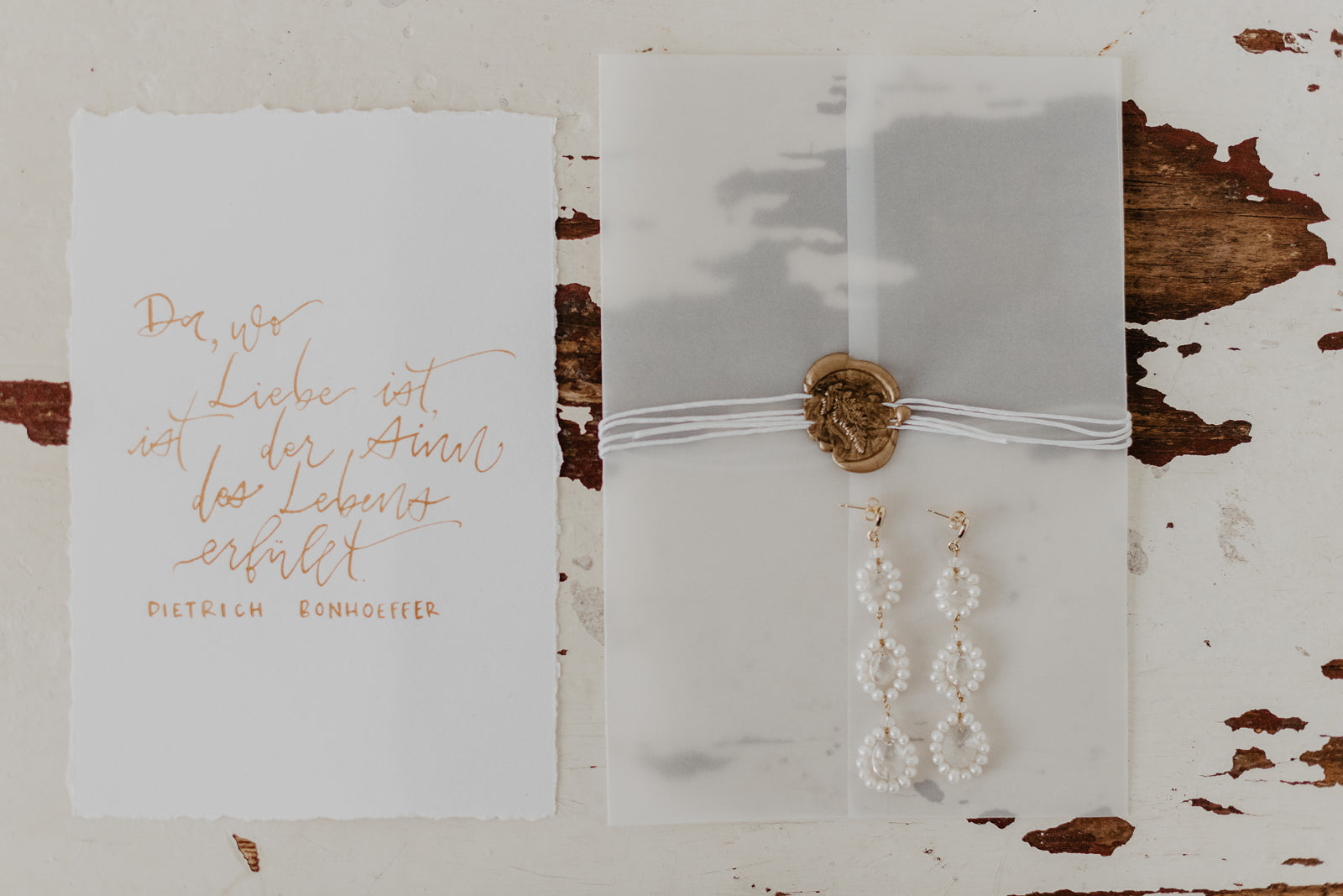 Kalligraphie mit elegante Statement Braut Ohrringen für die Hochzeit